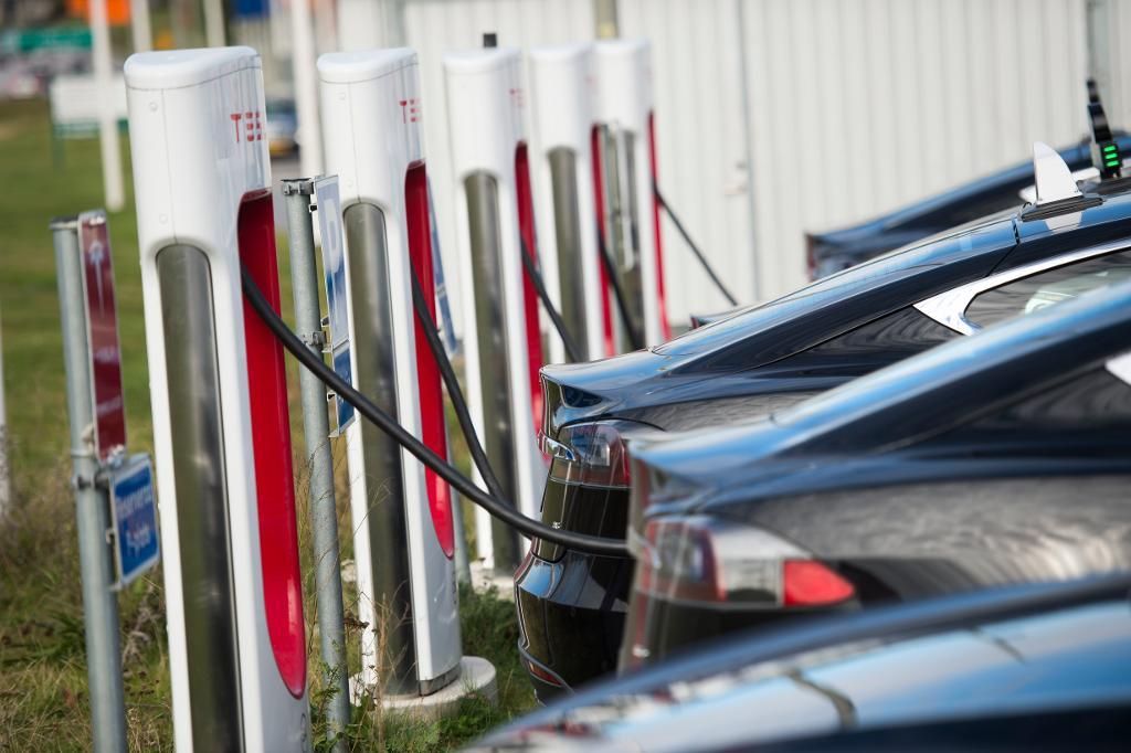 En laddstation, en så kallad supercharger, för Teslas elbilar. (Foto: Fredrik Sandberg /TT-arkivbild)