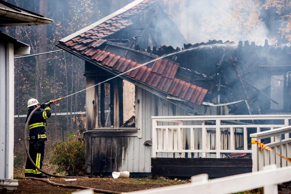 Under förra året skedde 92 anlagda bränder på bebodda eller tilltänkta flyktingboenden i Sverige. På bilden ses räddningstjänsten släcka en brand på ett asylboende i Sigtuna i oktober 2016. Foto: Lars Pehrson /SvD/TT