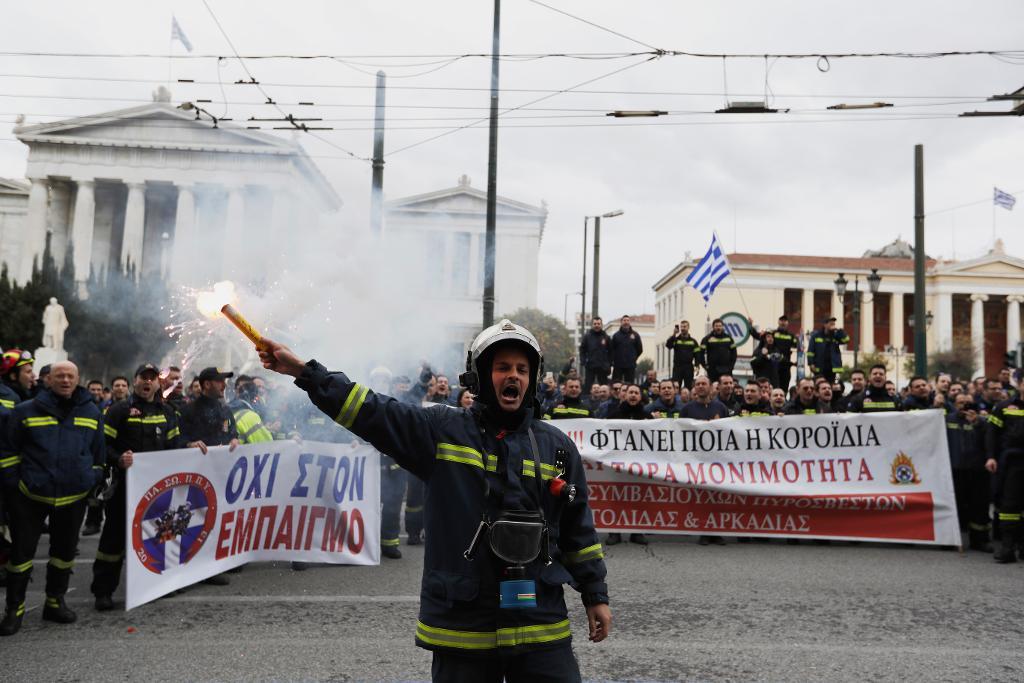 Grekland har under krisåren skakats av stundtals våldsamma protester och misstron mot det politiska systemet är utbrett.  Foto: Thanassis Stavrakis AP/TT