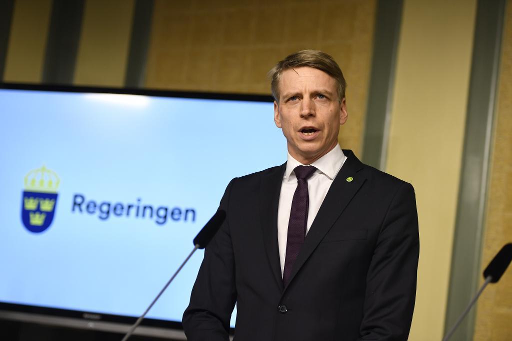 Miljöpartisten, finansmarknadsminister Per Bolund, vill ha billigare arbetskraft.   Foto: Pontus Lundahl/TT-arkivbild