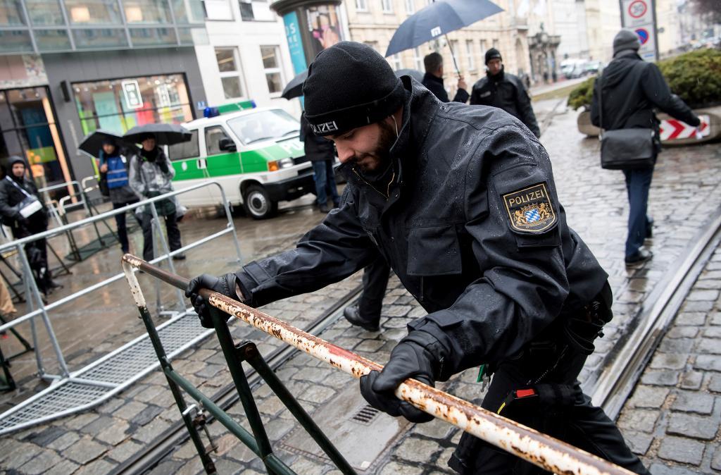 Polisen spärrar av hotellet Bayerischer Hof i München inför att den årliga säkerhetskonferensen ska starta.  Foto: Sven Hoppe/AP/TT