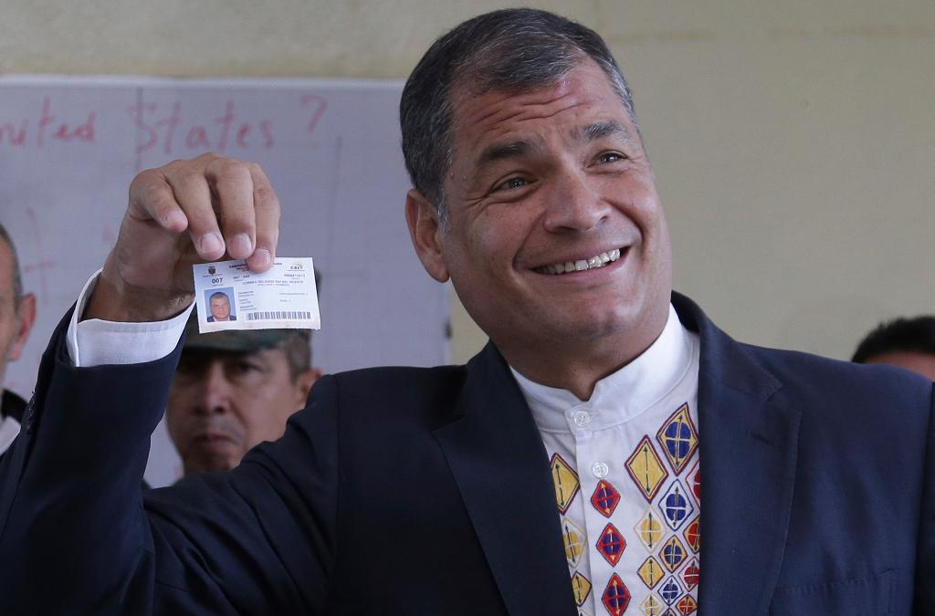 Rafael Correa röstar i valet som kan innebära en högergir för Ecuador - och en förlorad fristad för Julian Assange. Foto: Dolores Ochoa/AP/TT