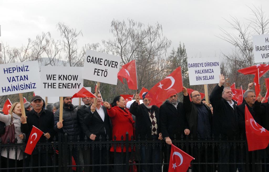 Demonstration utanför rättegången i Mugla i Turkiet.  Foto: AP/TT