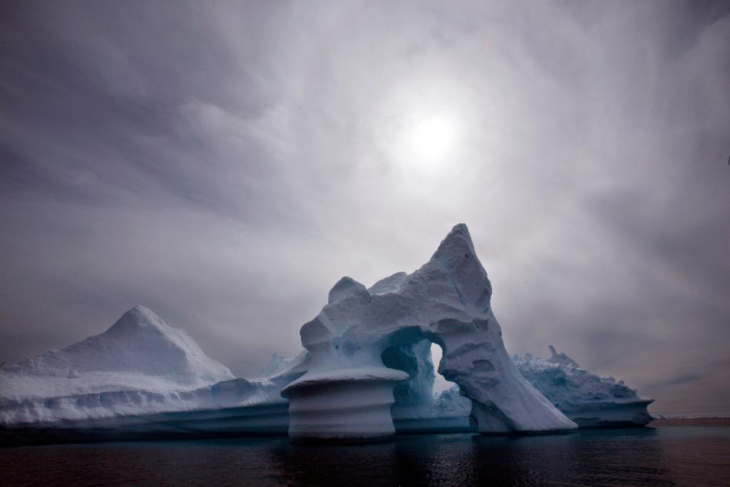 

Det tyska forskningsfartyget Polarstern ska frysas fast i isen och driva mot Nordpolen.   Foto: John McConnico/AP/TT-arkivbild                                                                                        