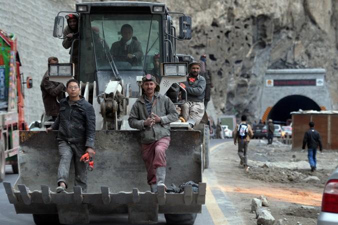 

Pakistanska och kinesiska arbetare vid en nybyggd tunnel i Gojal-dalen i norra Pakistan, 25 september 2015. Tunneln är en del av Kinas ambitiösa OBOR-projekt. Foto: Aamir Qureshi/AFP/Getty Images                                                                                        