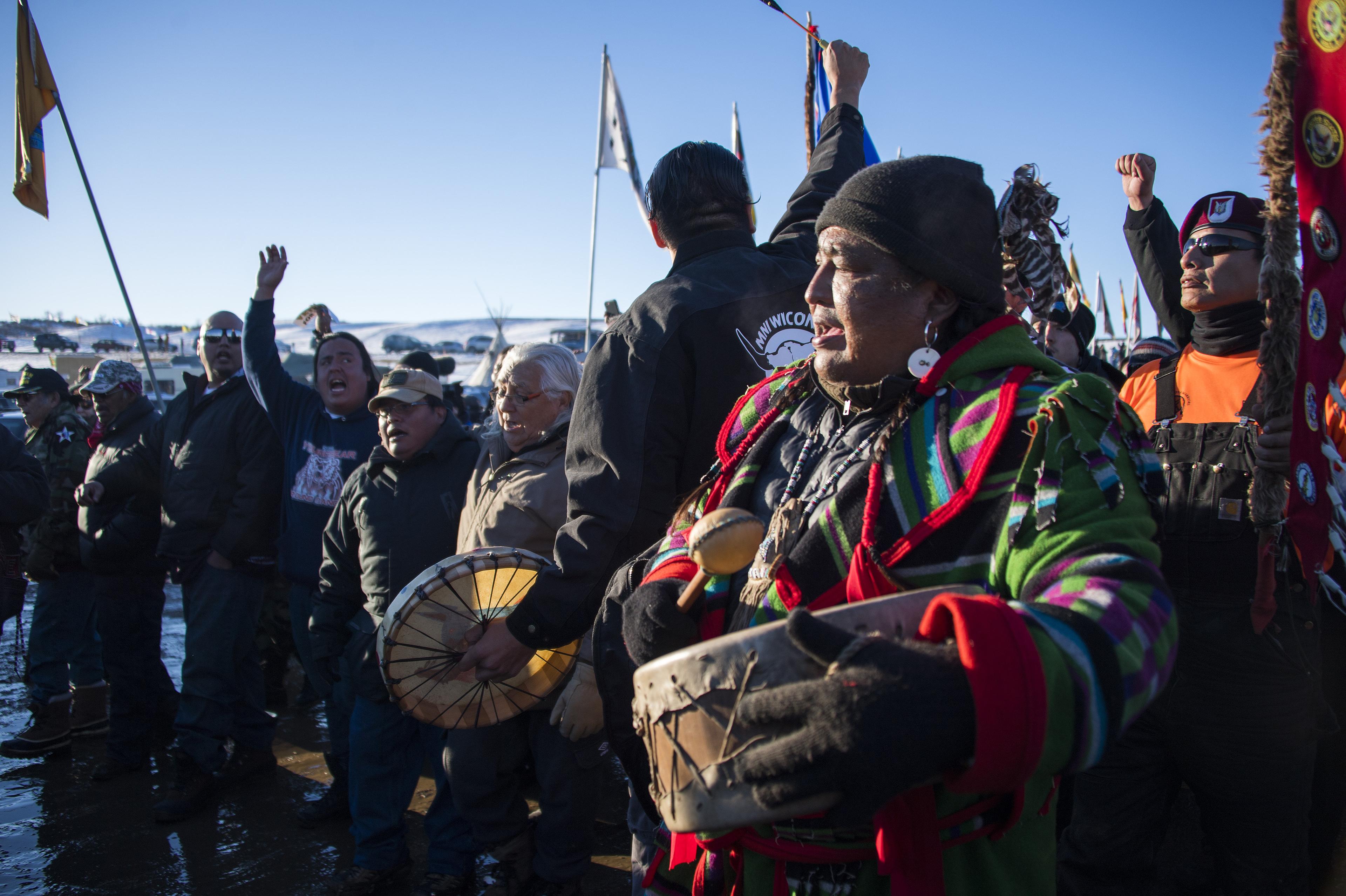 Indianstammen North Dakota Sioux och aktivister har protesterat sedan april 2016 mot att oljeledningen Dakota Access Pipeline ska dras nära indianreservatet. Oceti Sakowin Camp, vid reservatet 4 december 2016. Foto: Jim Watson/AFP/Getty Images