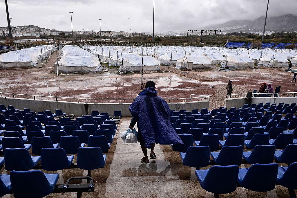 Ett flyktingläger på en basebollplan i Aten. Omfördelningen av flyktingarna går för långsamt anser kommissionens förste vice ordförande Frans Timmermans.  Foto: Louisa Gouliamaki /AFP/Getty Images)