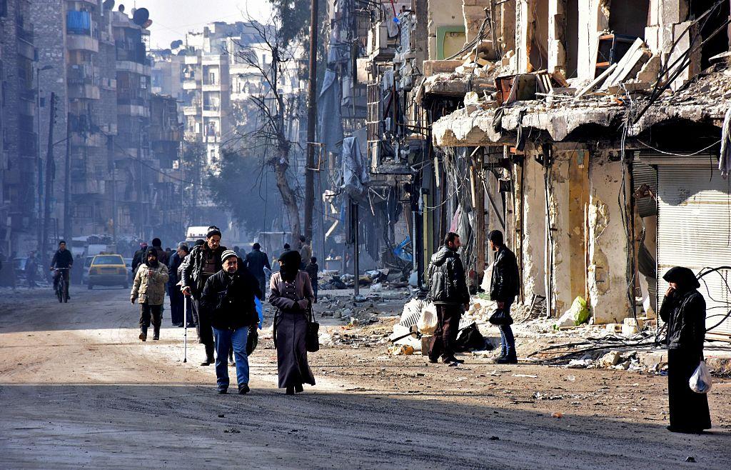 Runt staden al-Bab uppges den syriska regeringsarmén och olika miliser nu ha lyckats skära av försörjningslederna för terrorgruppen Islamiska staten (IS). Bild inifrån staden. (Foto: George Ourfalian /AFP/Getty Images)
