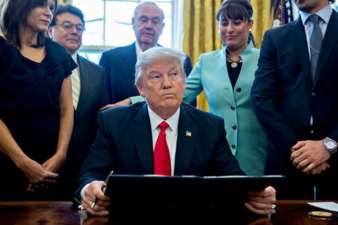 Donald Trump, efter att ha skrivit under en exekutiv order i Vita huset, 30 januari 2017. (Foto: Andrew Harrer – Pool/Getty Images)