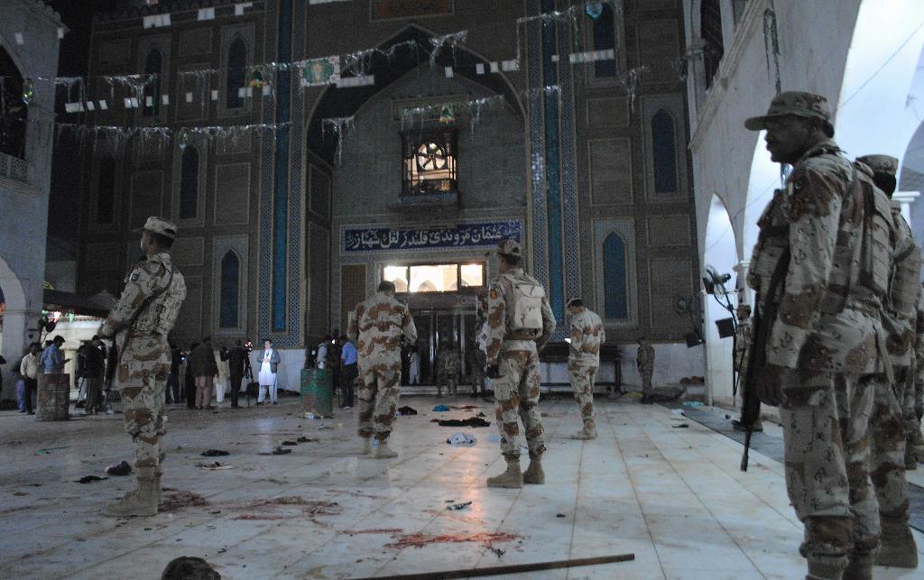 Militär vid platsen för torsdagens dåd. Foto: Pervez Masih/AP/TT