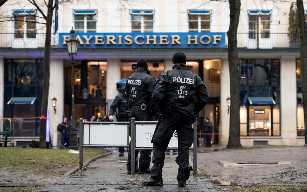 Poliser bevakar hotellet där säkerhetskonferensen i München äger rum. Foto: Sven Hoppe/DPA/AP/TT