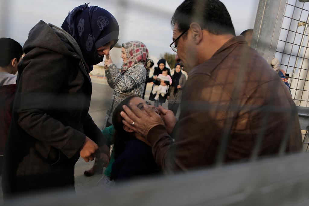 Bashir Khashan, 49, från Idlib i Syrien möter sin fru Hayum och sina barn när de anländer till flyktinglägret Kokkinotrimithia utanför Nicosia. (Foto: Petros Karadjias/AP/TT)