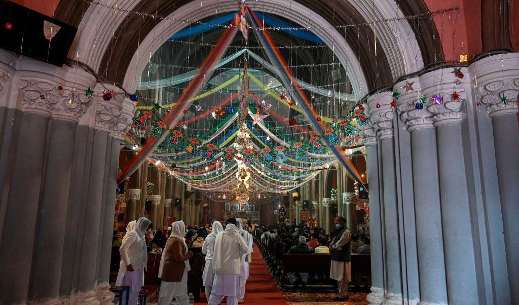 
På juldagen kom kristna till kvällsbönen i Heliga hjärtats katedral i Lahora, Pakistan  Foto: Arif Ali/AFP via Getty Images                                            