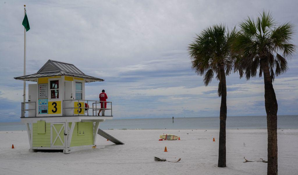 En livräddare står på pass vid sin utkik på Clearwater Beach. Clearwater, USA, innan orkanen Ian kommer. Blir inte roligt med vindar på 200 kilometer i timmen, men just nu ser det på bilden bedrägligt fridfullt ut. Foto: Bryan R. Smith/AFP via Getty Images