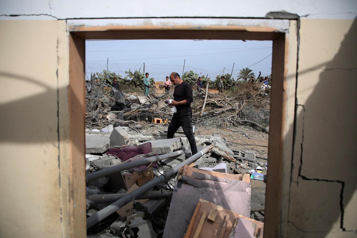 Ruinerna av en byggnad i Gaza som förstörts i israeliska attacker. Bild från den 29 mars. Foto: Hatim Ali/AP/TT