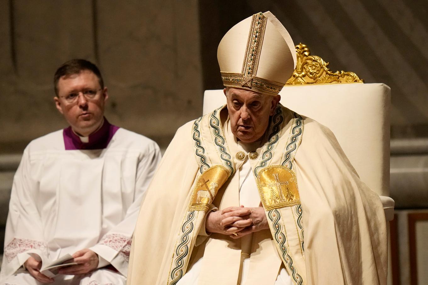 Påve Franciskus i Peterskyrkan på lördagskvällen. Foto: Alessandra Tarantino/AP/TT