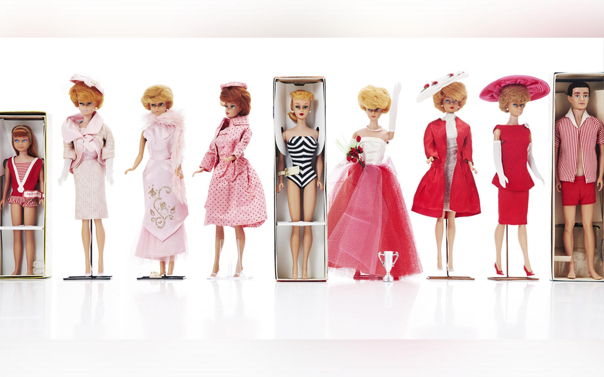 En del av de Barbiekläder som nu auktioneras ut på Stockholms auktionsverk tillverkades exklusivt för det amerikanska varuhuset Sears. Foto: Stockholms auktionsverk