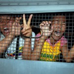 Tibetaner i Nepal tillfångatagna som djur i bur. Kvinnorna deltog i en protestaktion mot kinesiska myndigheter framför det kinesiska konsulatet i  Katmandu den 8 augusti, 2008. Polisen fängslade över 400 tibetaner vid tillfället. (Foto: AFP /Prakash Mathema)
