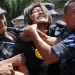 Nepalesisk polis för bort en aktivist framför konsulatet vid ambassaden i Katmandu 9 augusti, 2008. Polisen frihetsberövade över 300 tibetanska demonstranter vid tillfället. (Foto: AFP/Prakash Mathema)