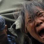 En kvinna förs bort från demonstrationsplatsen utanför Kinas ambassad den 10 augusti i Katmandu. (Foto: AFP/Prakash Mathema)