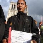 En protesterande grupp människor vilka kallar sig för "medborgare som reagerar", under en demonstration famför Notre-Dame katedralen i Paris, den 7 augusti 2008. Protesten var emot de olympiska spelen i Peking och för att väcka medvetenhet om effekterna av spelet, samt medvetenhet om invasionen av Tibet, arresterandet av dissidenter, internetblockader och felaktiga frihetsberövanden. (Foto: AFP/ Pierre Verdy)