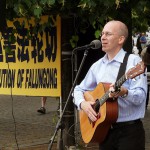 Anders Eriksson,  från Yellow Express, sjöng låtar från sin nya CD, Music for Freedom, som handlar mycket om Kina och mänskliga rättigheter. Han fortsätter att uppträda på en turné i Sverige med Falun Gong utövare denna veckan.  (Foto: Zhihe/Epoch Times)