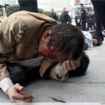 Polis misshandlar människor som ligger på marken. (Bilder tillhandahållna av internetanvändare i Kina)