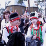 Flickor klädda i traditionella folkdräkter vid palmsöndagens festligheter i polska Lyse.