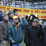 Belgien, Bryssel: Vietnameser bosatta i Belgien, står framför EU:s huvudkontor och kräver respekt för mänskliga rättigheter i Vietnam. (Foto: Domonique Faget/AFP)