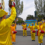 Här spelar kinesiska och västerländska Falun Gong-utövare på traditionella kinesiska midjetrummor.  (Foto: Veronica Örfelth, Epoch Times)