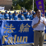 Man-Yan Ng, ordförande i Europeiska Falun Dafa-föreningen, talade på Rådhusplatsen om 14 års förföljelse i Kina. (Foto: Khosro Zabihi)