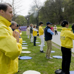 Utövare visade de fyra stående övningarna i Falun Gong. (Foto: Khosro Zabihi/Epoch Times)