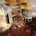 Förstörda möbler ses i ett slamtäckt hus i byn Kolontar den 10 oktober. (Foto: Samuel Kubani/AFP)