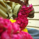 Girlangbindningen har gått i arv i generationer bland blomsterhandlarna. (Foto: Tarun Bhalla, Epoch Times)
