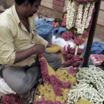 Shekhar binder blomstergirlander. Han känner sig lycklig över att hans yrke skänker andra glädje. (Foto: Tarun Bhalla, Epoch Times)