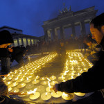 Medlemmar ur Amnesty International tänder ljus den 10 december framför Brandenburg Gate i Berlin för att uppmärksamma 60:e årsdagen av  FN:s allmänna förklaring är de mänskliga rättigheterna. (Foto: Patrick Sinkel/AFP/DDP)