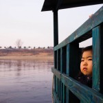 Liten flicka ombord på turbåten på floden Imjin. (Foto: Jarrod Hall)