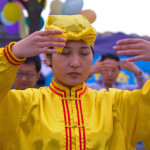 Tingting Jin från Göteborg i förgrunden visar en av Falun Gongs sammanlagt fem lugna övningar.  (Foto: Emil Almberg/Epoch Times)