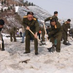Soldater ur armén hjälper till med att skotta snö i Hunanprovinsen. Regimen har mobiliserat närmare en halv miljon soldater från armén och säkerhetsstyrkor i kampen mot  snömassorna efter veckor av snö och kyla. (AFP PHOTO CHINA OUT GETTY OUT)