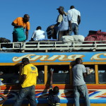 Mer än 235 000 haitier har utnyttjat erbjudandet om gratis transport ut ur Pot-au-Prince området. Här har några personer börjat lasta en buss innan det är dags för avfärd. (Foto: Jewel Samad / Afp)