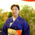 Souka Yoshioka, 69, japansk temästare, Tokyo, Japan:- Jag är rädd för sjukdomar. I den japanska te-ceremonin bör vi använda varje finger och göra varje gest mycket noggrant för att visa hur behagfullt detta är. I varje rörelse måste jag uppföra mig som en professionell te-herre. Till exempel, att stå friktionsfritt med båda benen då jag håller i te-redskapen och att röra händerna kvickt när jag ska tillreda det läckra Matcha-tet [te från fint pulvriserat grönt te]. Studenterna behöver också mina föreläsningar. Så jag känner att för mig, som har titeln te-mästare, måste jag alltid hålla mig frisk.
