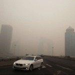 Smog på den östra tredje ringleden runt Peking den 8 december. CCTV:s kända byggnad syns knappt i mitten. (Netease/skärmdump/Epoch Times)