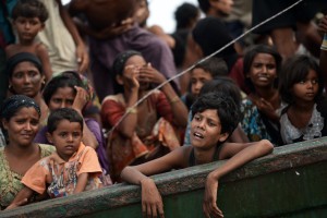  I maj i år försökte Indonesien, Thailand och Malaysia att hålla stora överfulla båtar med rohingyaflyktingar från Burma borta från sina kuster. (Foto: Christophe Archambault/AFP/Getty Image)