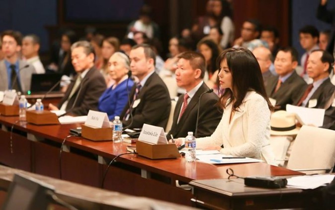 Anastasia Lin vittnar inför den amerikanska kongressen om förföljelsen av falungong i Kina. (Med tillstånd av Anastasia Lin)
