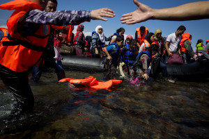 Flyktingar hjälps iland på den grekiska ön Lesbos. Fortfarande kommer båtar och gummiflottar med flyktingar över Medelhavet fast vintern närmar sig. (Foto: Eric Thayer/Getty Image)