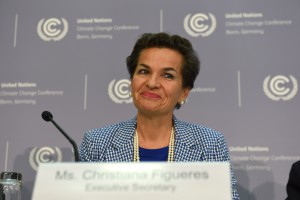 Christiana Figueres, verkställande sekreterare för UNFCCC presenterar en ny rapport, en handbok för beslutsfattare, i Bonn, Tyskland 20 oktober 2015. (Foto: Patrik Stollarz /AFP/Getty Images) 