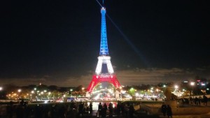 Eiffeltornet är upplyst i Frankrikes färger rött vitt och blått. (Foto: David Vives/Epoch Times)