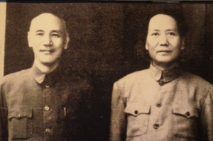 Ledarna för Kinas Nationalist- och kommunistparti, Chiang Kai-shek och Mao Zedong, på en bild som togs i samband med förhandlingar år 1946. (Foto: Public Domain) 
