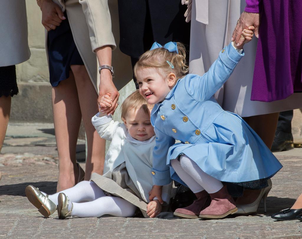 Prinsessan Leonore och prinsessan Estelle firade morfar kung Carl Gustafs 69:e födelsedag på yttre borggården på Stockholms Slott i april. (Foto: Jonas Ekströmer / TT-arkivbild)