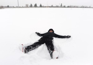 En man i Odessa i Texas i södra USA har lagt sig i snön efter att delstaten haft extremt väder. (Foto: Mark Sterkel/Odessa American/AP/TT)